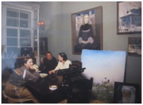 Юлиан Семенов на фоне картин художника в квартире на ул. Серафимовича